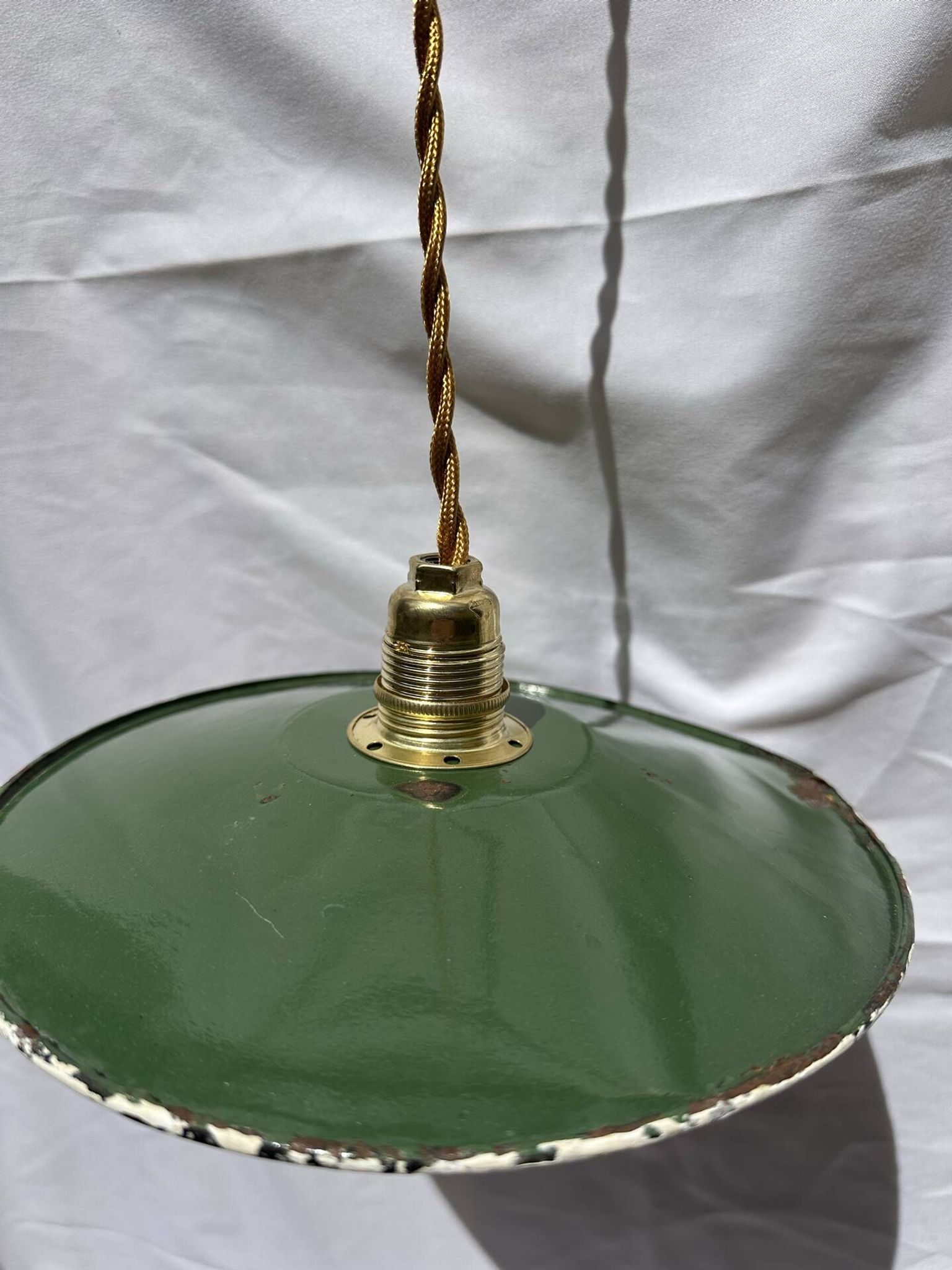 Suspension vintage indus tôle émaillée verte et blanche mini