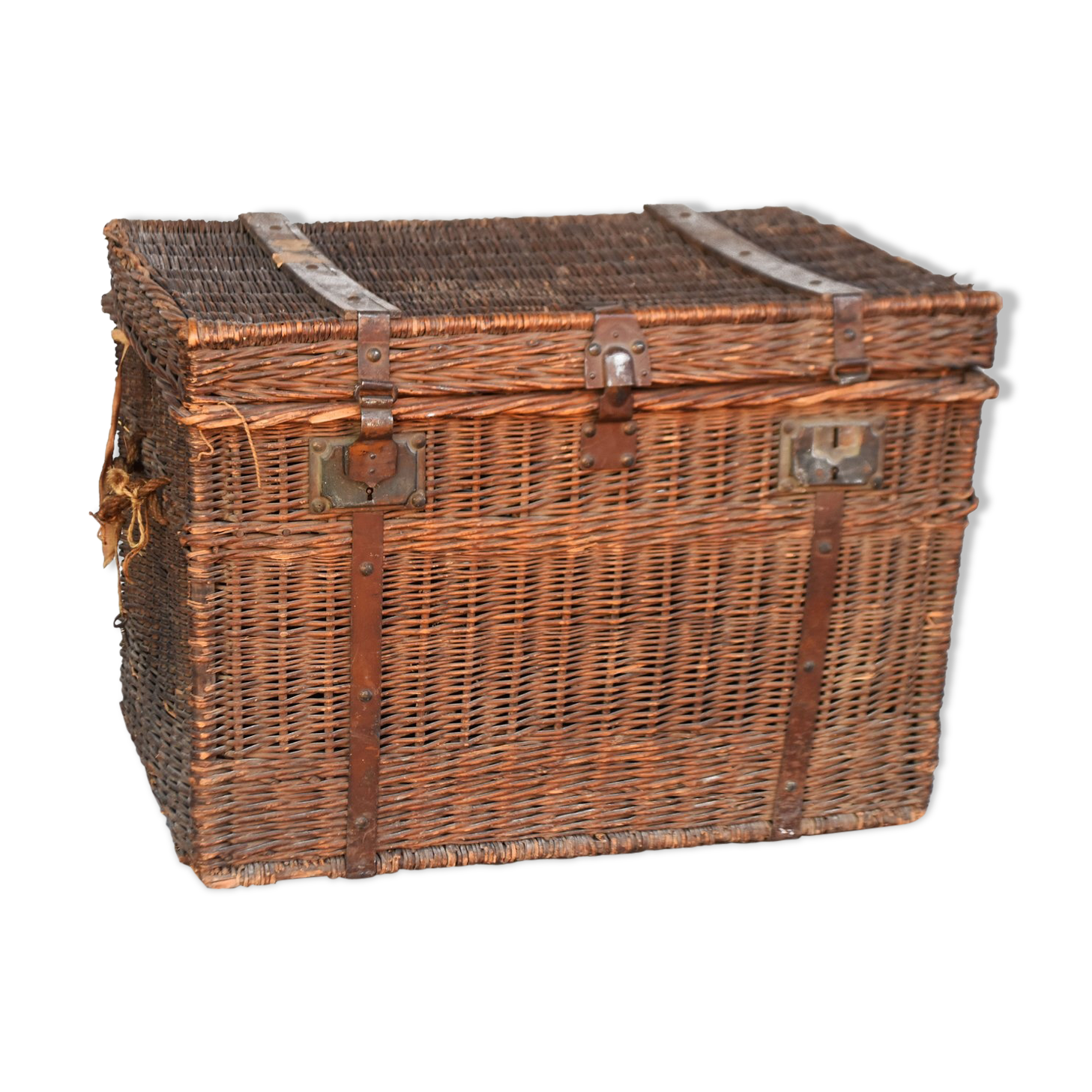 Travel trunk 1900 in wicker