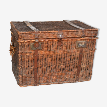 Travel trunk 1900 in wicker