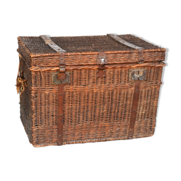 Travel trunk 1900 in wicker