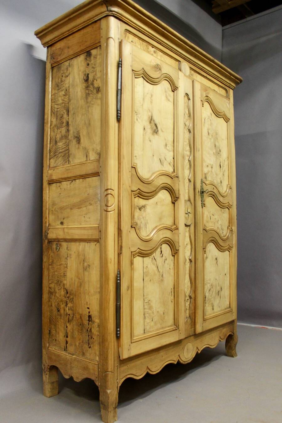 19th Century Bressane Cabinet in Burl Ash