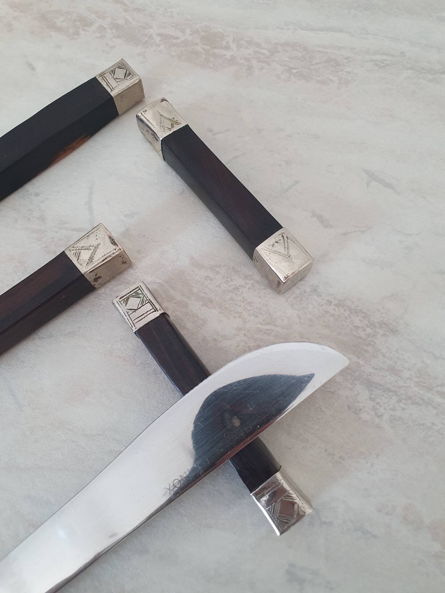 Porte couteaux en bois en Alpaca avec décor ethnique