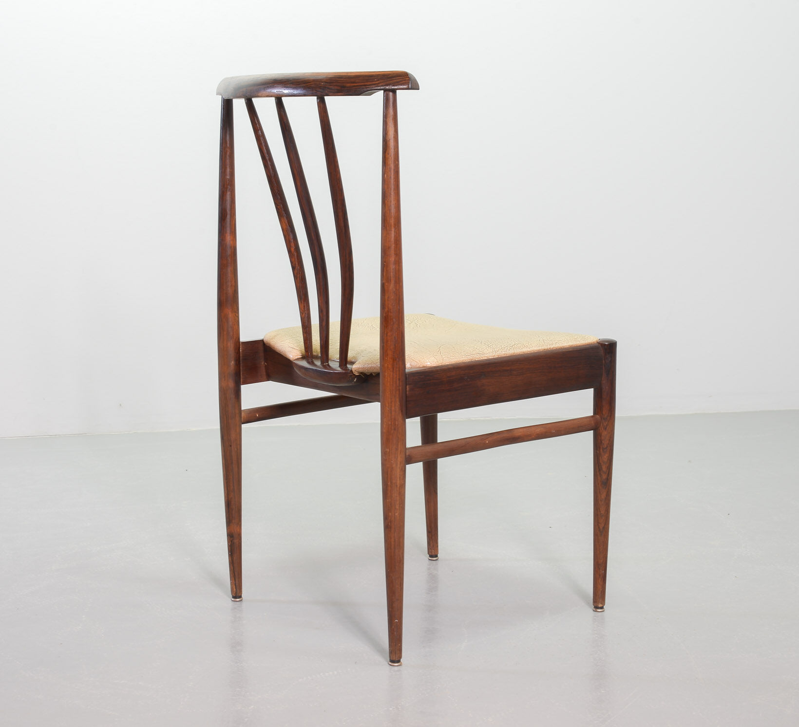 Chaises de salle à manger scandinaves à dossier fuseau en palissandre et revêtement blanc cassé