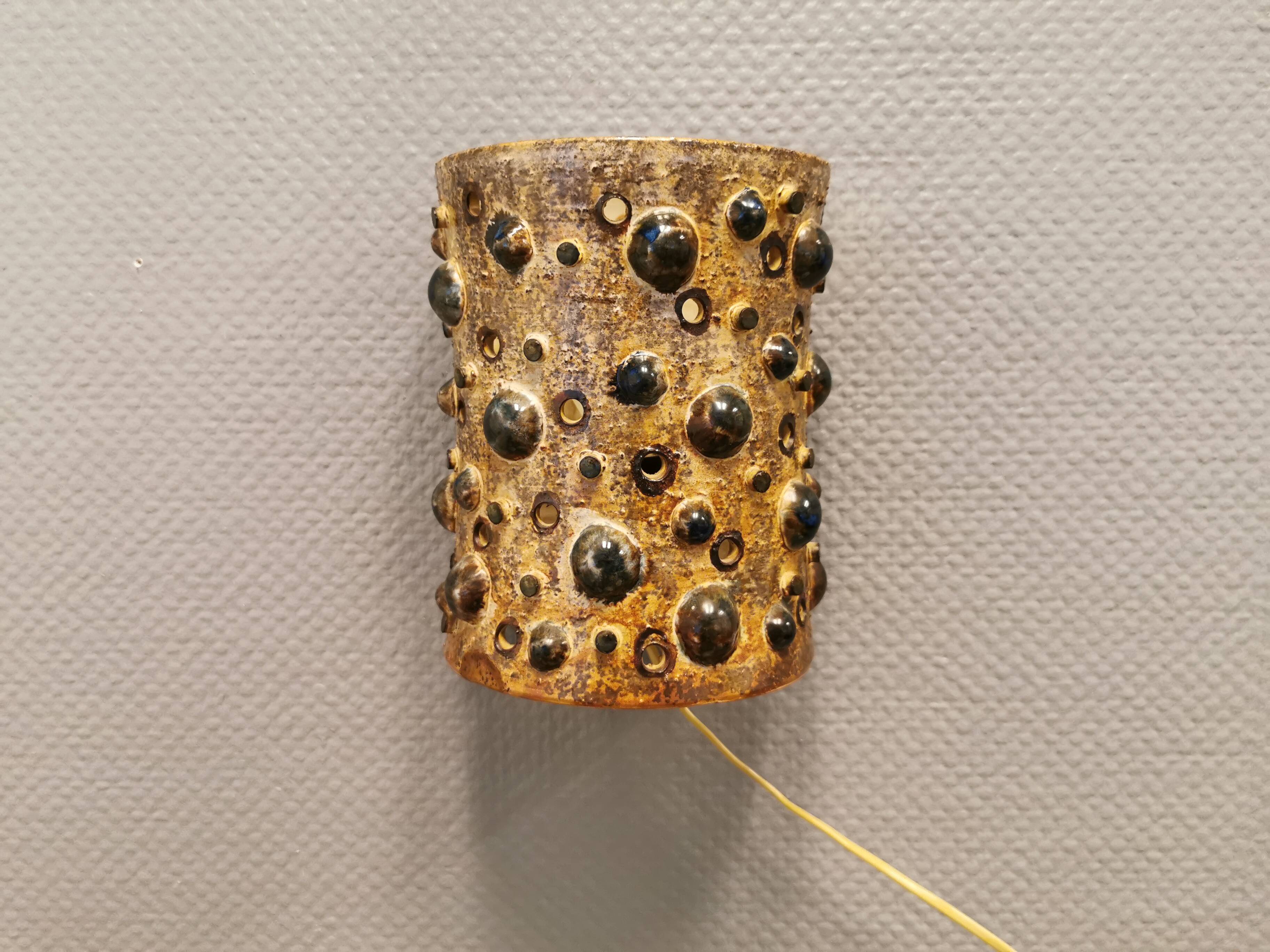 Ceramic wall light, designed by Jette Hellerøe for Axella Denmark, 1960s.