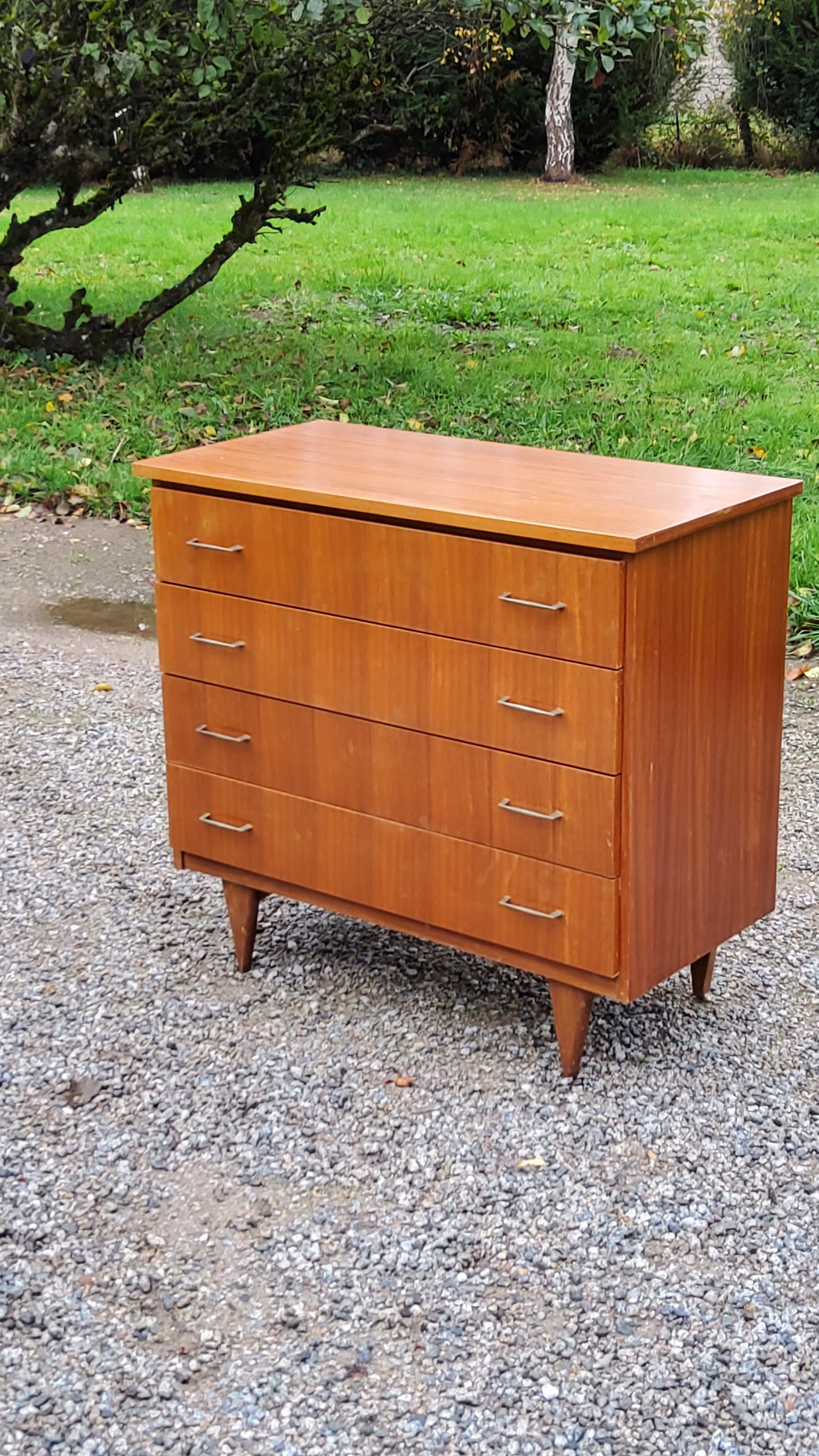 Chest of drawers from the 50s-60s in golden mahogany 4 drawers feet bobbin