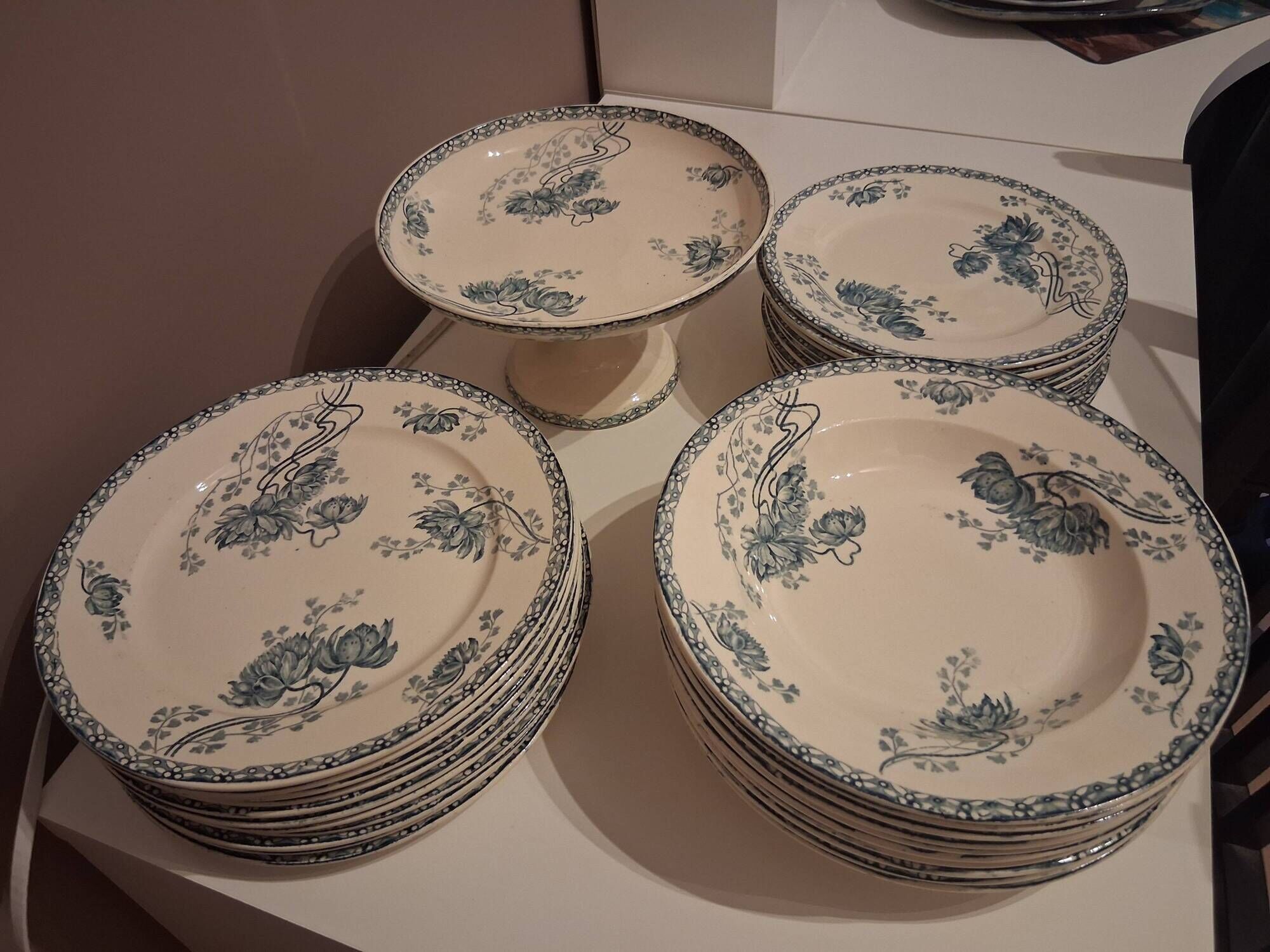 Service of 33 plates and compote dish Royat U&C Sarreguemines 1900 in blue ironstone.