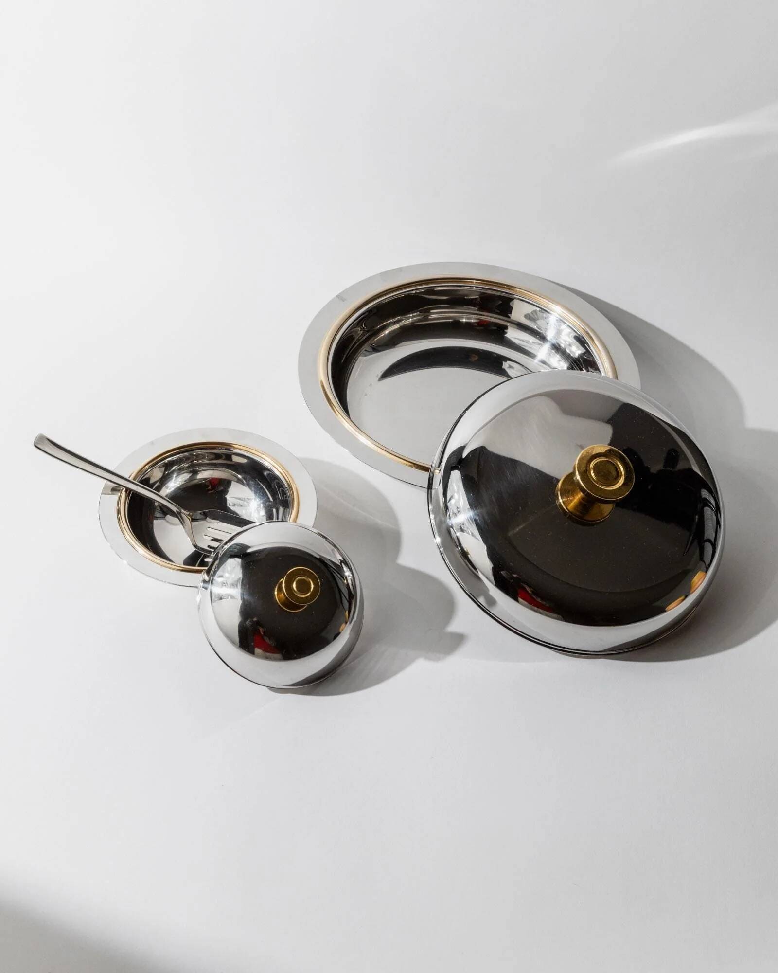 Vintage set of 2 stainless steel bowls with lids, 1980s, with gold details.