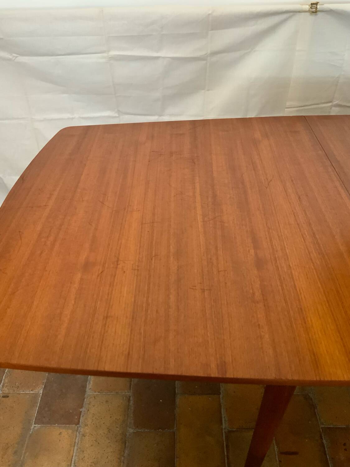 Extendable dining table