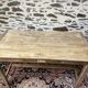 Jolie table ou bureau en bois décapé