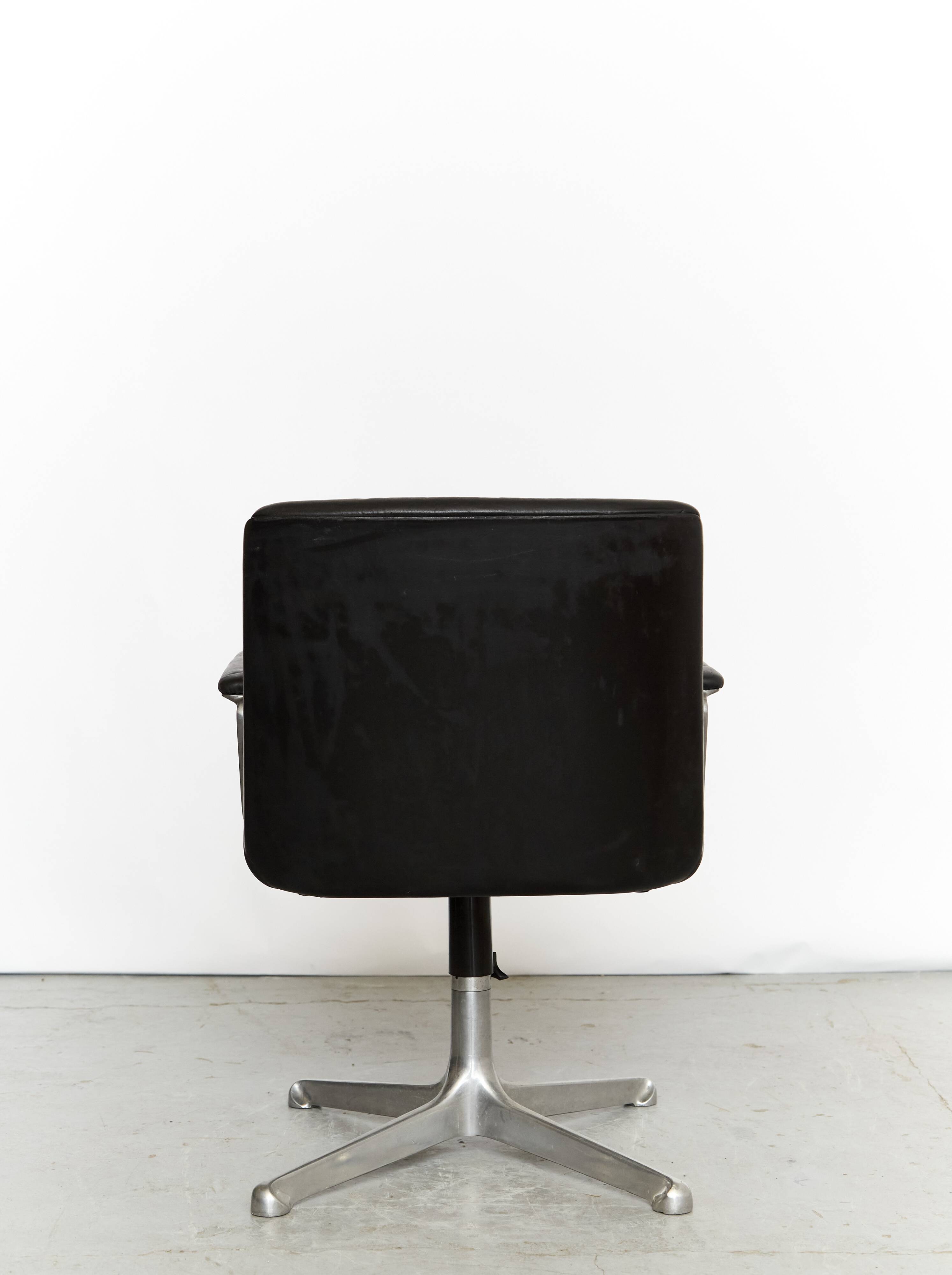 Osvaldo Borsani swivel Chair P125 for Tecno Milano