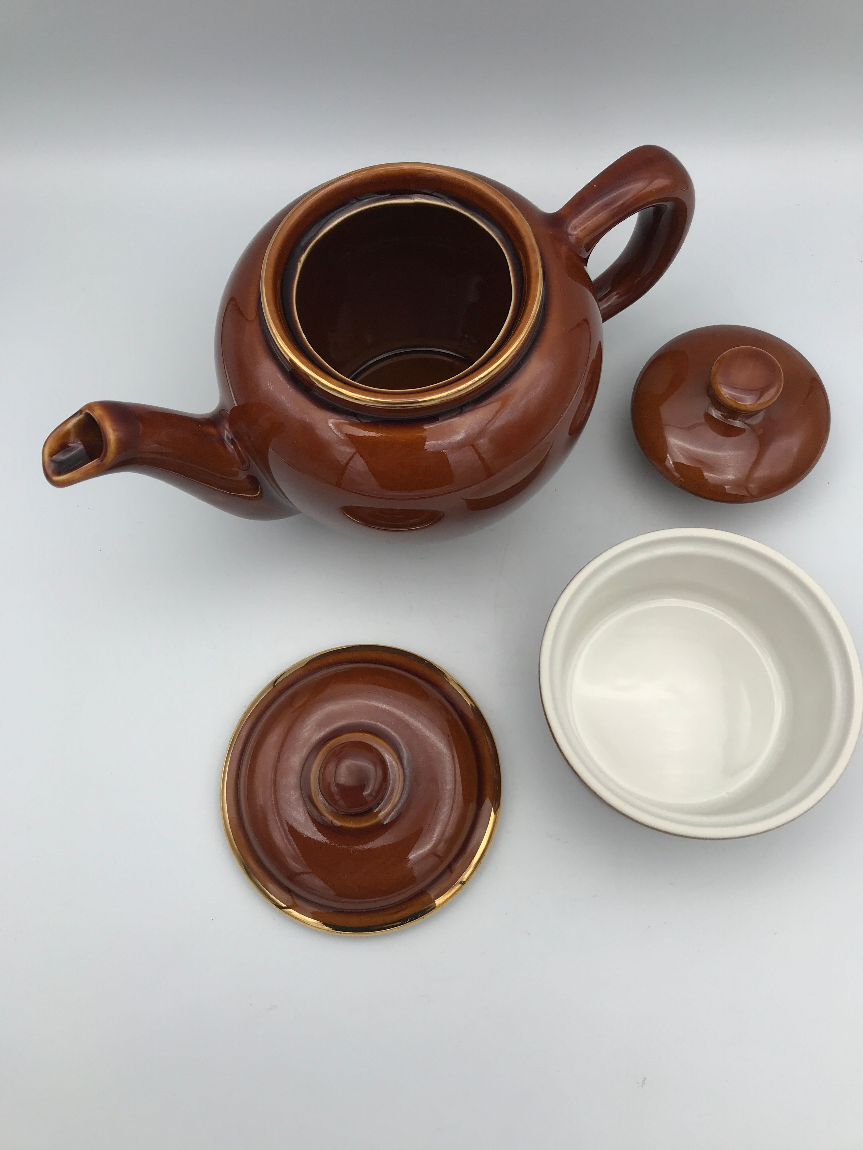 Teapot AND sugarpot