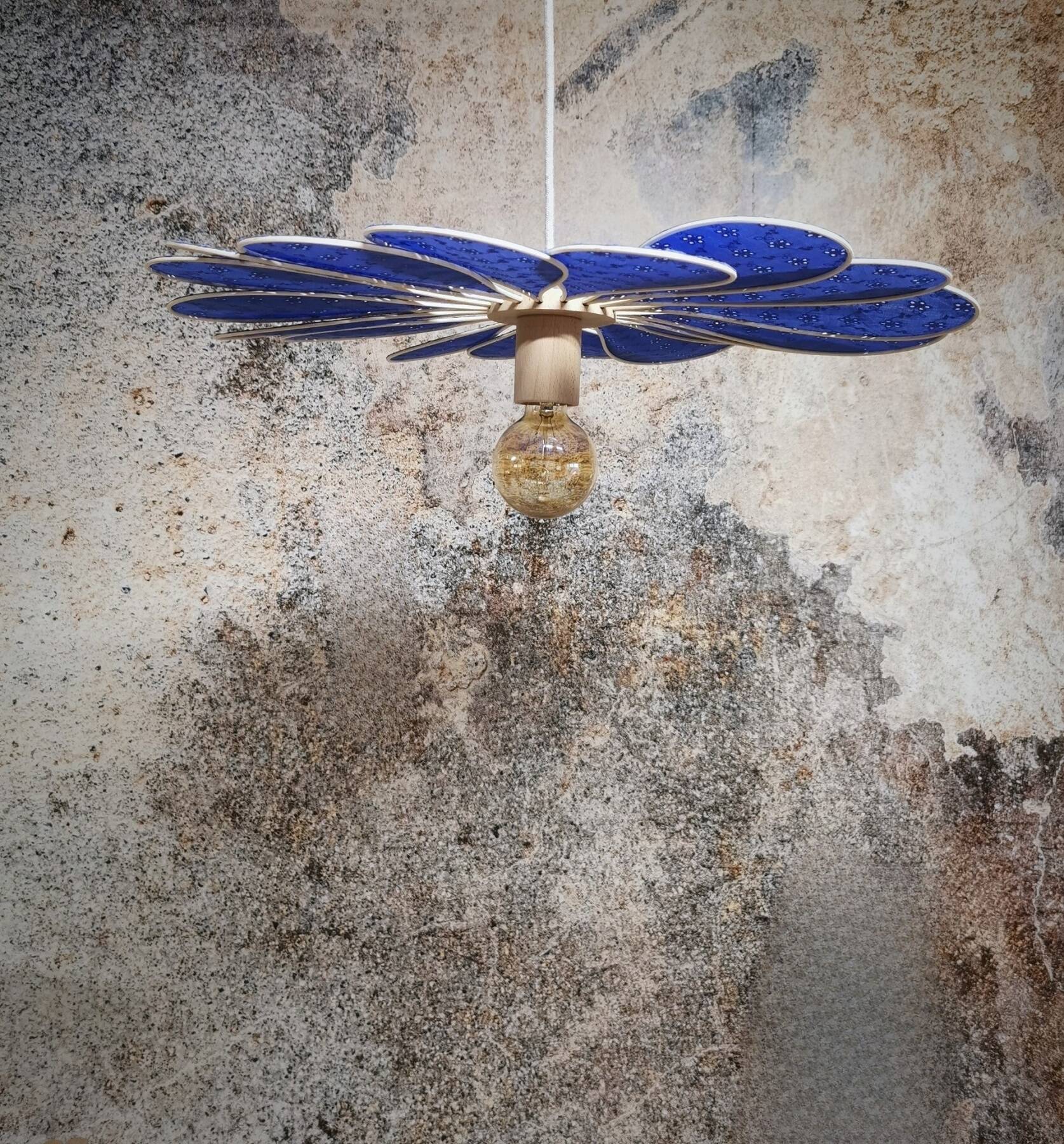 Suspension fleur 18 pétales en rotin et broderie anglaise