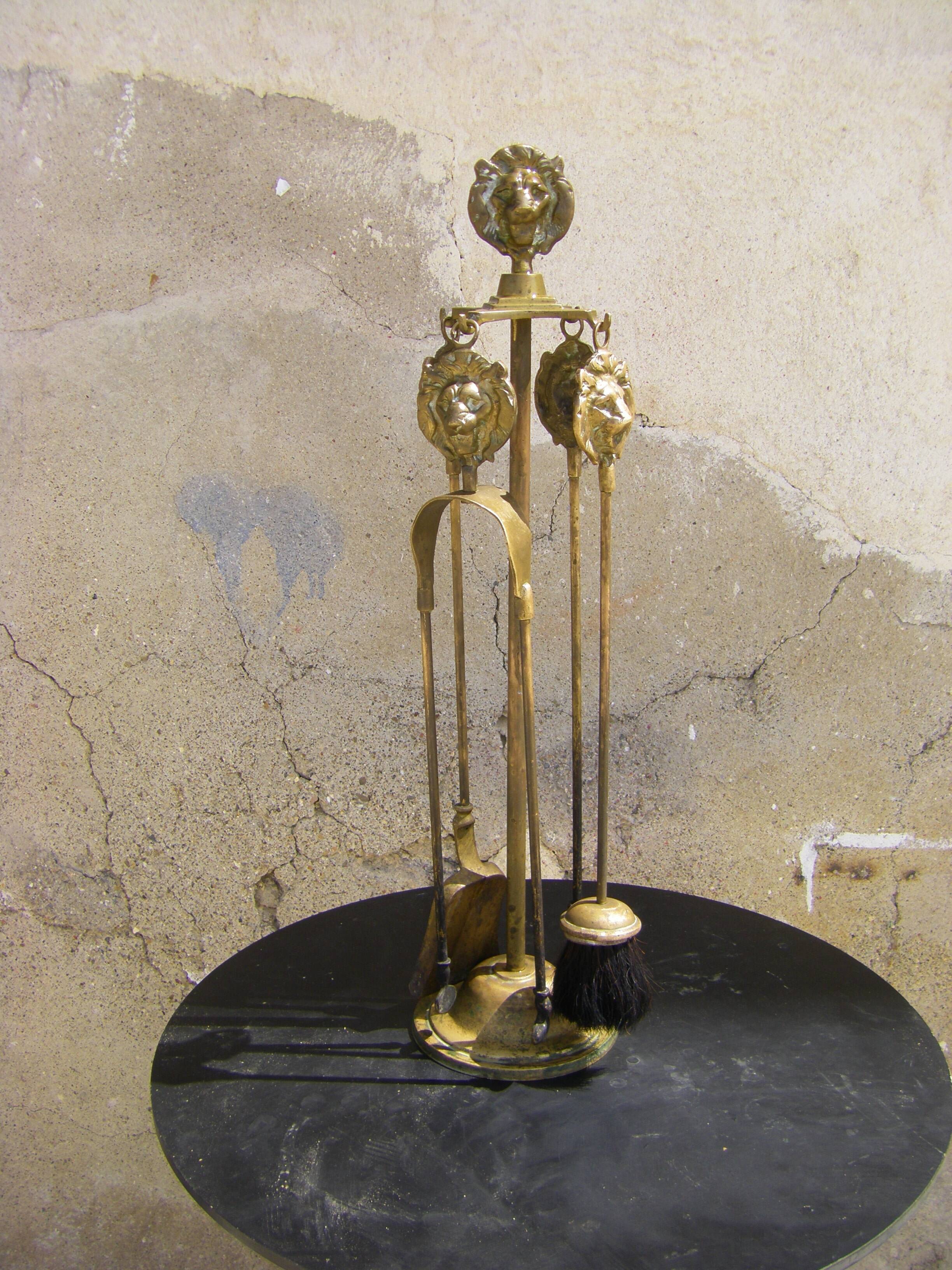 Fireplace servant decoration with lions.