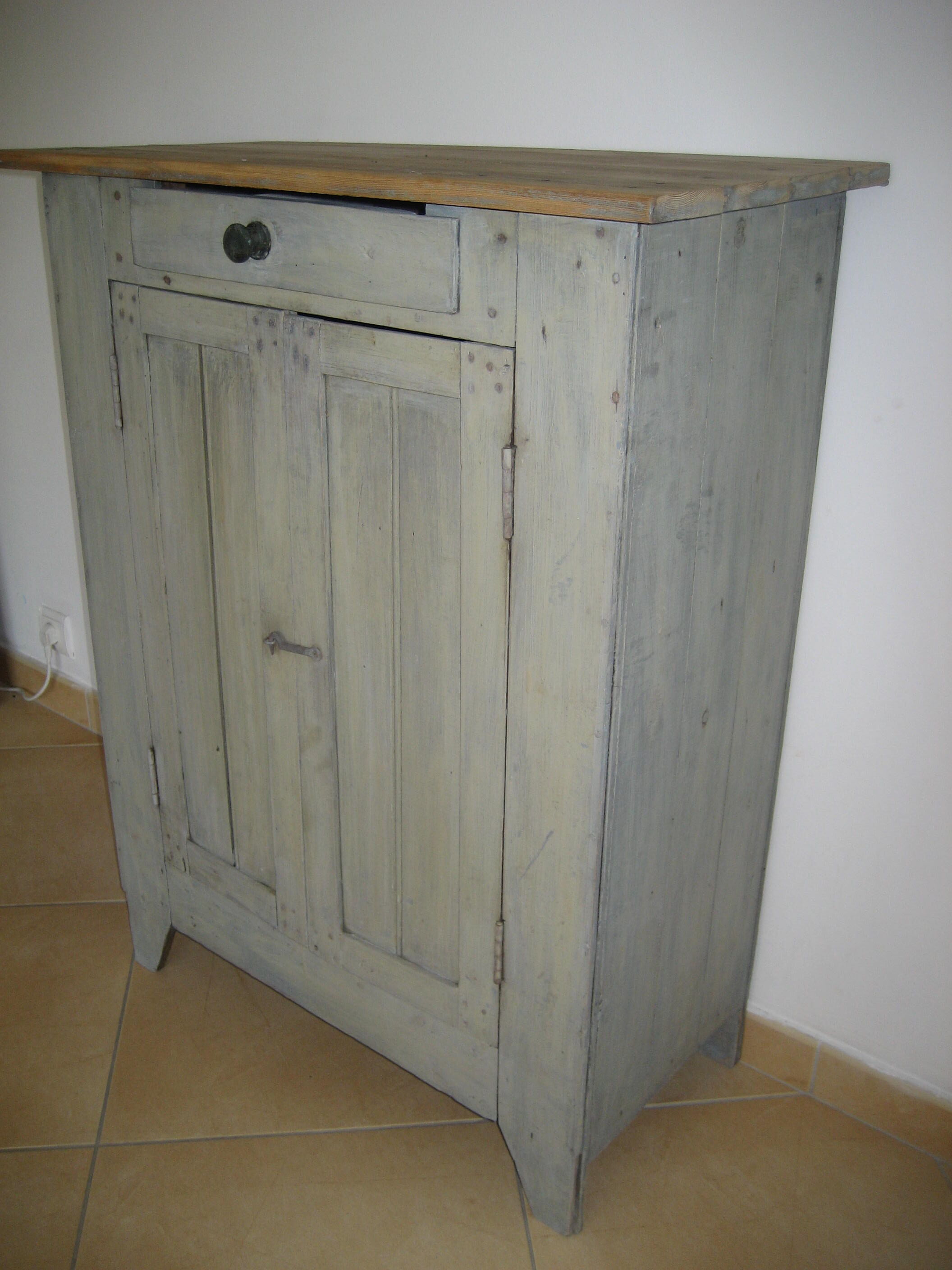 Buffet ancien patiné