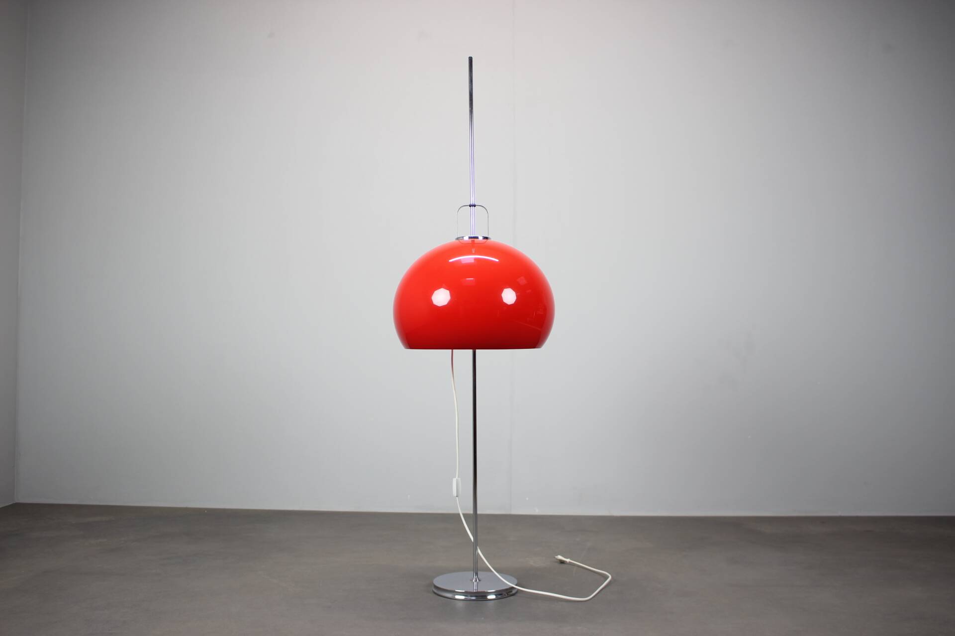Lampadaire Space Age Guzzini Meblo en plastique et métal chromé, Italie années 1970