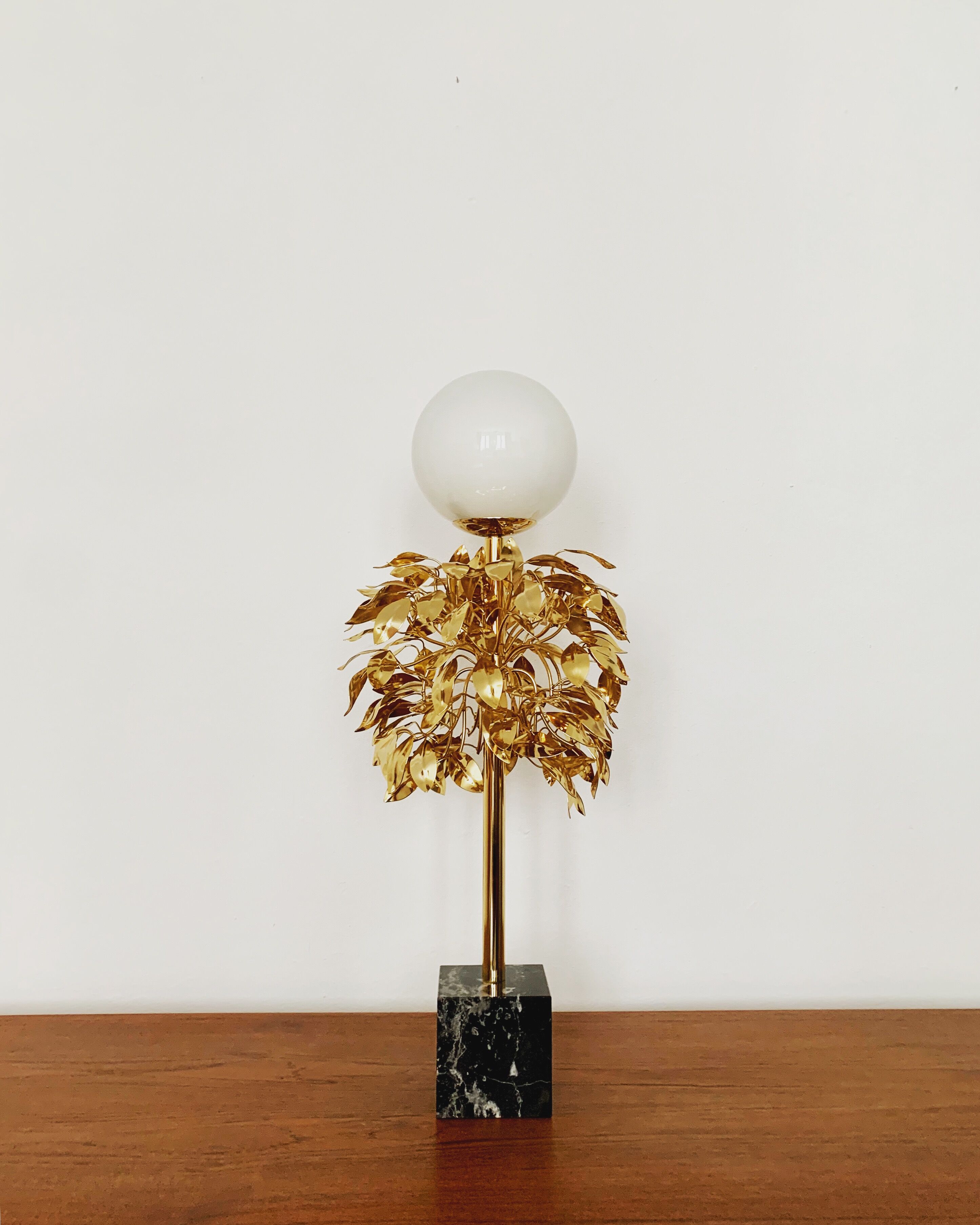 Gilded  italian Hollywood Regency bay leaf table lamp by Sergio Terzani