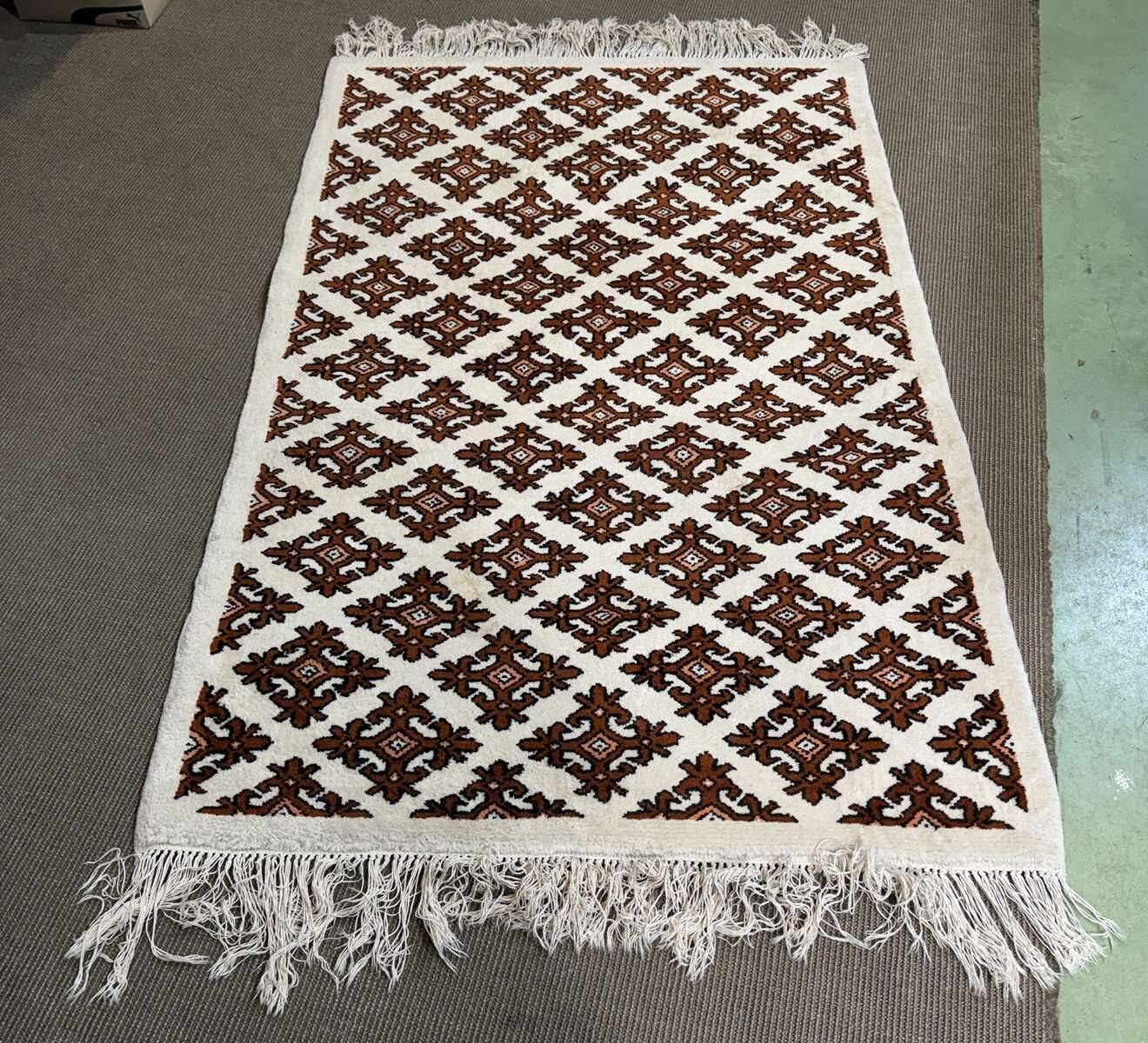 Handmade Tunisian wool rug - 1.74m x 1.11m.