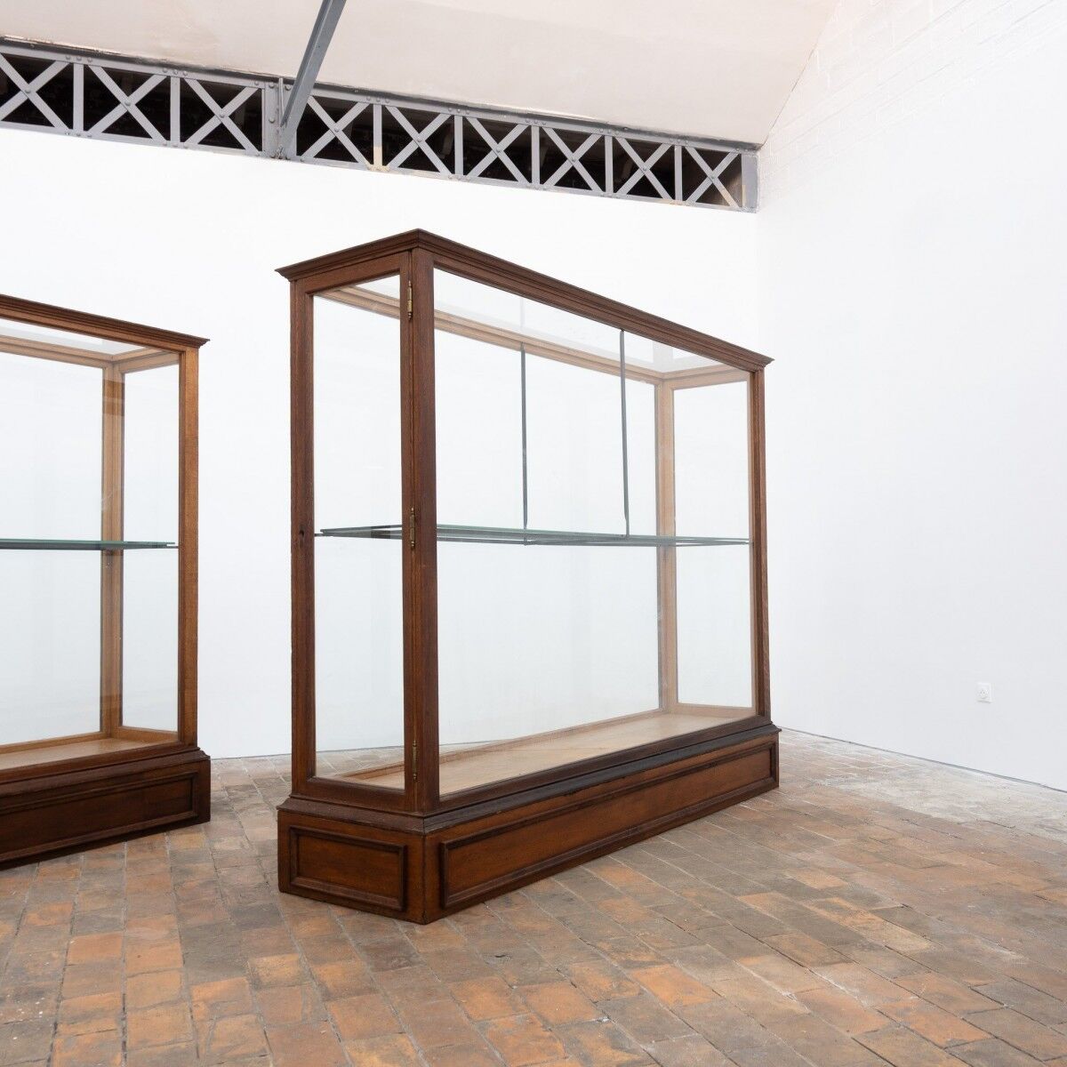 Central museum display cases in oak – Early 20th century