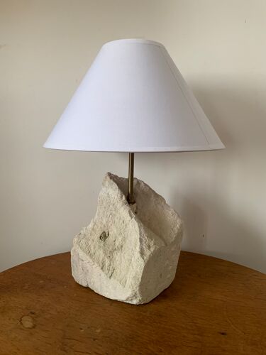 Lampe en pierre sculptée ancienne