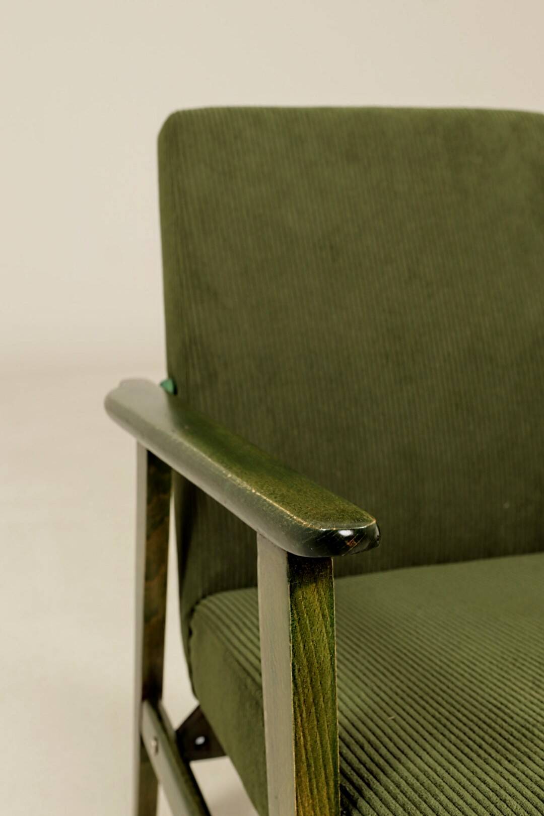 Fauteuil vintage en velours côtelé vert olive, bois vert