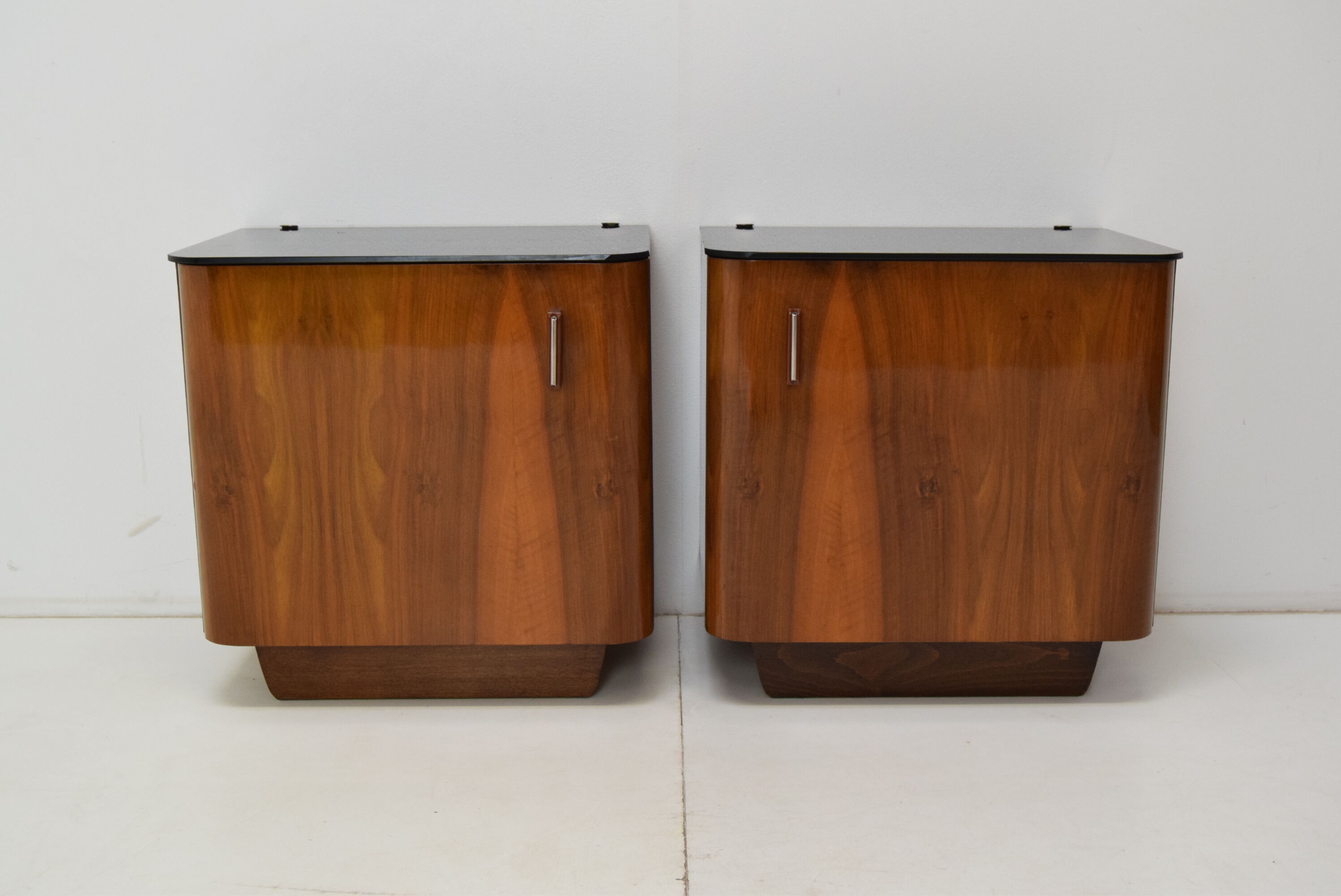 Paire de tables de nuit conçues par Jindrich Halabala, années 1950.