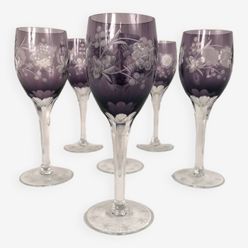 Série de six verres à pied en cristal taillé transparent et violet