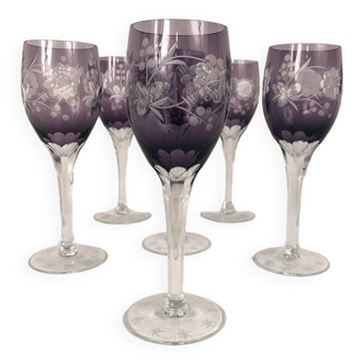 Série de six verres à pied en cristal taillé transparent et violet