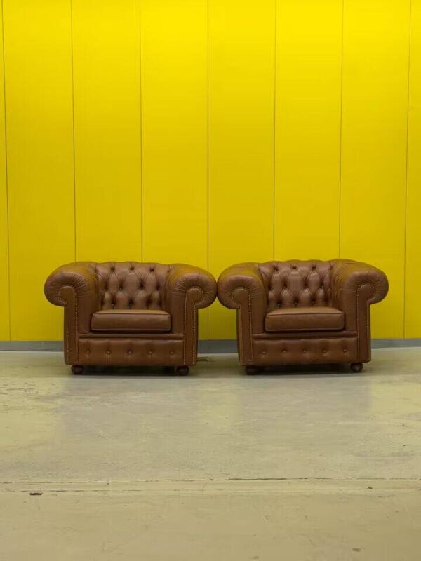 Fauteuil Chesterfield en cuir marron (le prix est pour un)