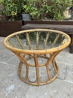 Table basse ronde en rotin et verre
