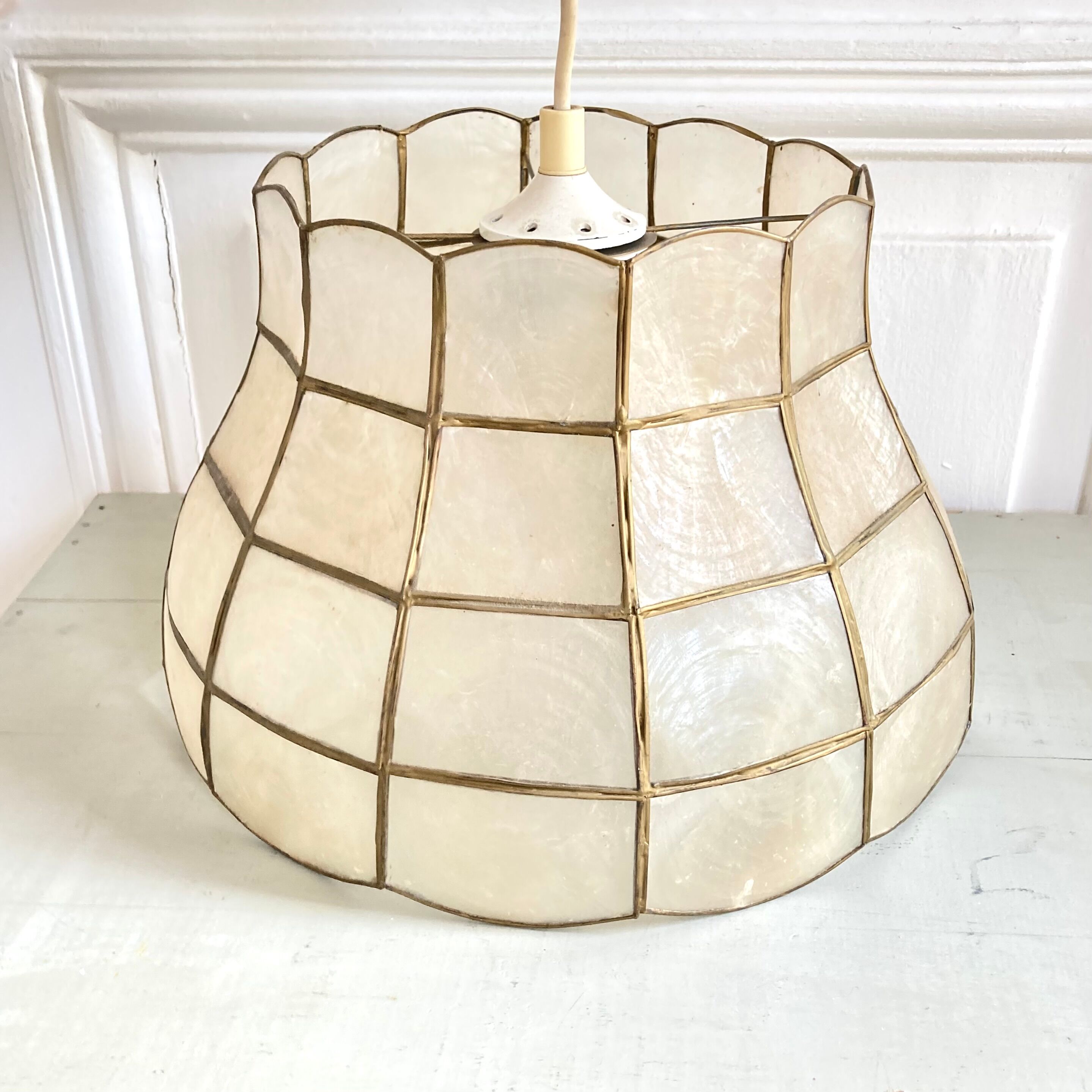 Mother-of-pearl and brass suspension