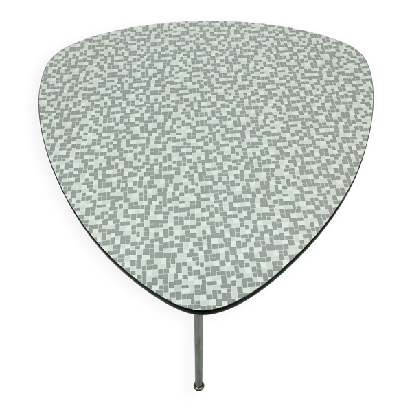Table basse des années 1950 à trois pieds avec un plateau en formica et des pieds en chrome inclinés.