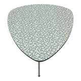 Table basse des années 1950 à trois pieds avec un plateau en formica et des pieds en chrome inclinés.