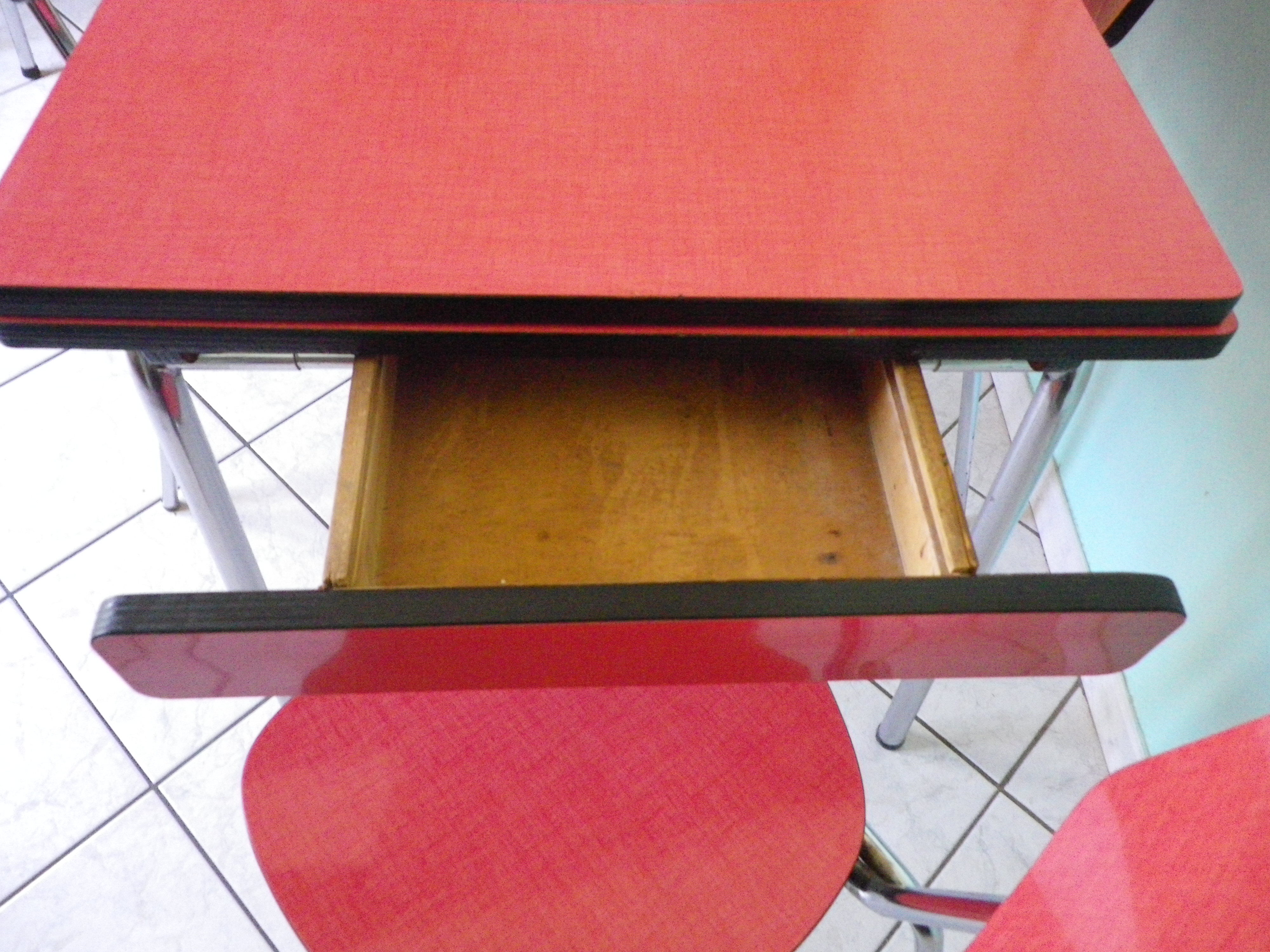 Table in red formica, 4 roc chairs, 2 extension cords, 2 drawers 60