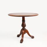 Table d'appoint circulaire en chêne sculptée à la main avec pieds en tête de lion