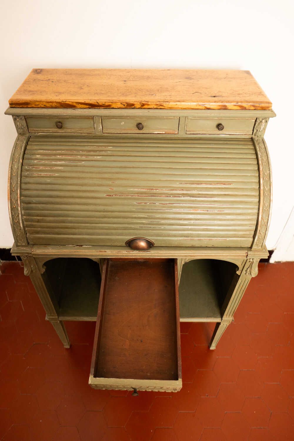 Secretary desk happiness of the day with a cylinder.