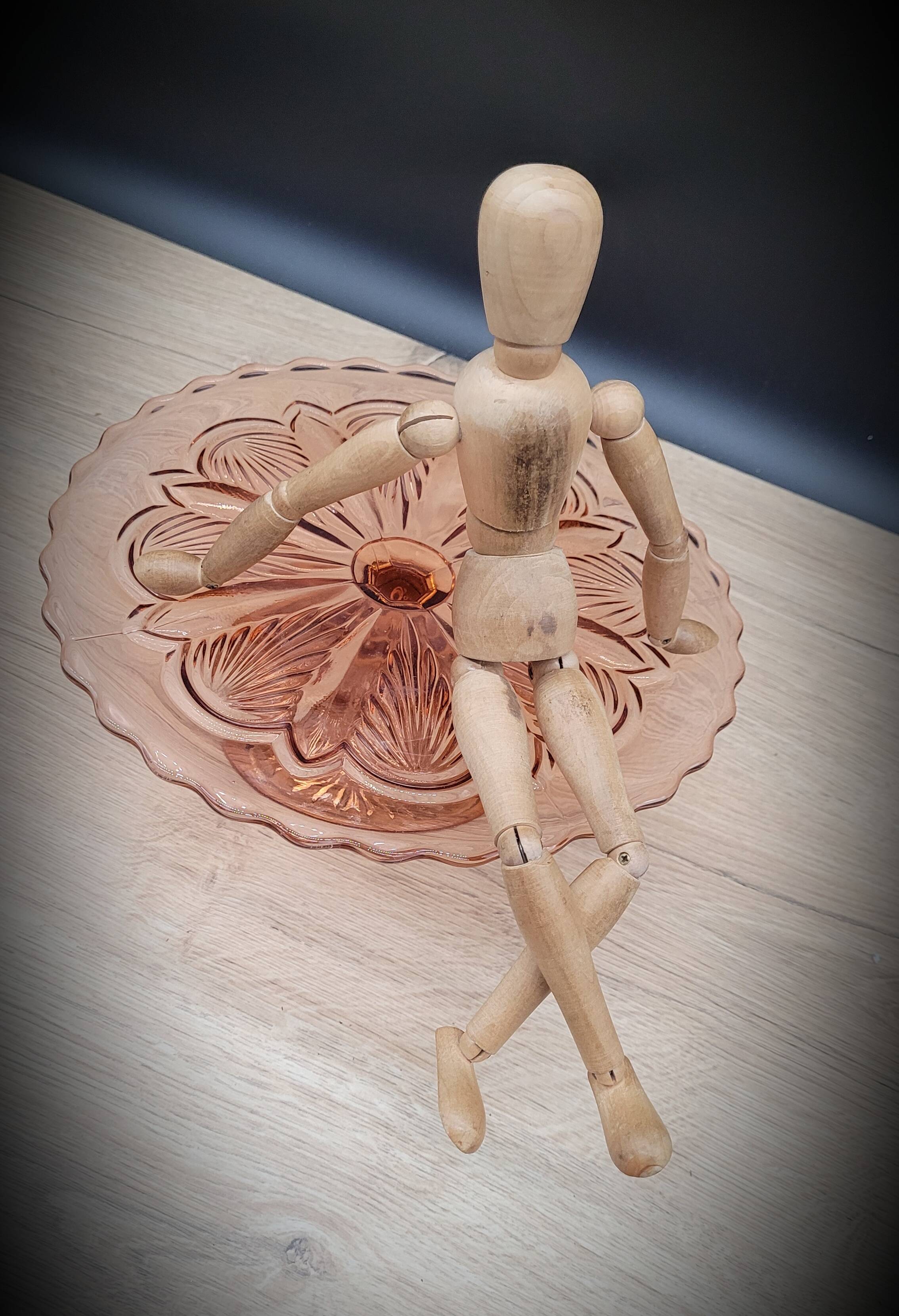 Cake dish on pink foot