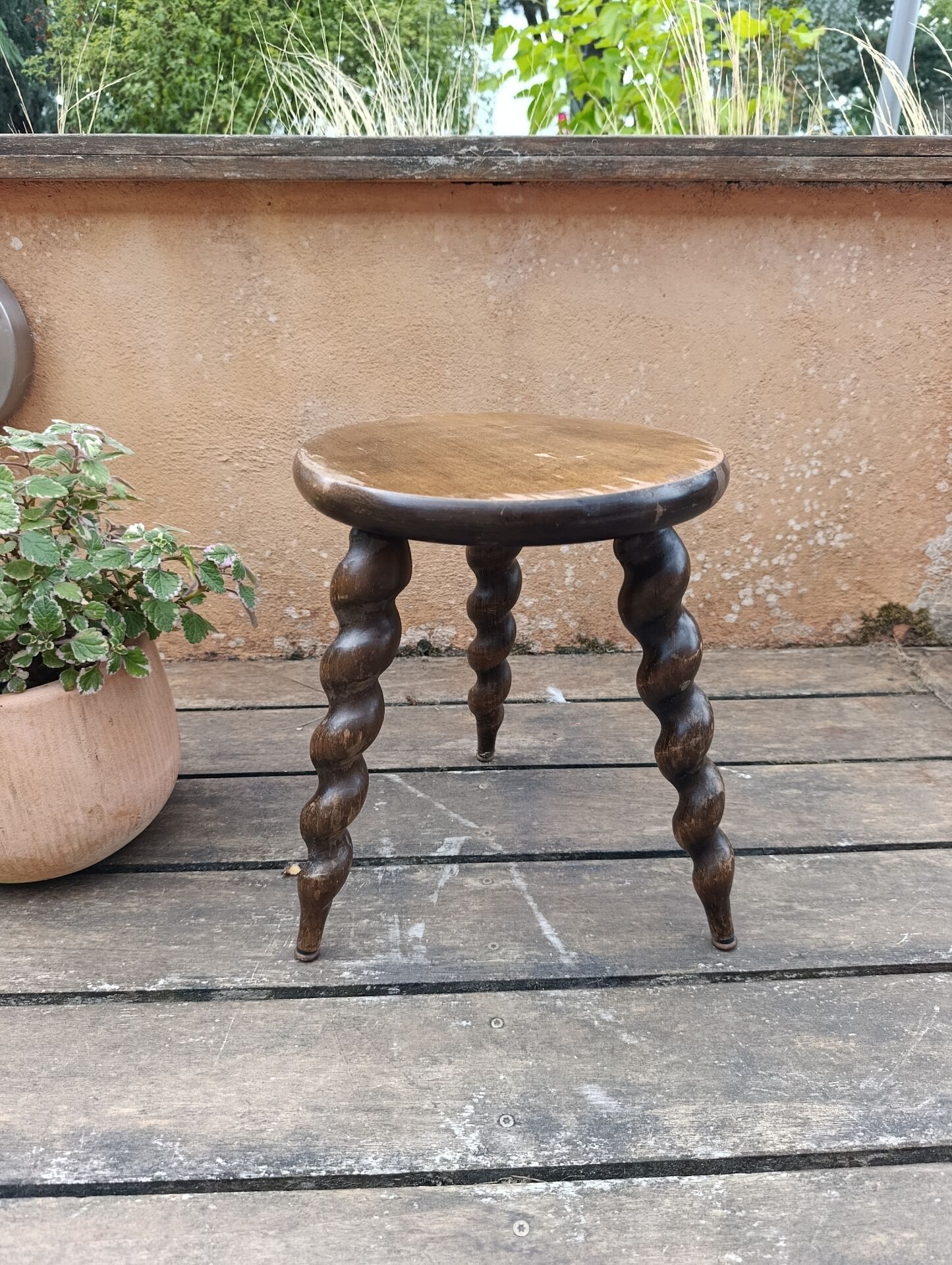 tabouret de ferme tripode brutaliste | pieds torsadés