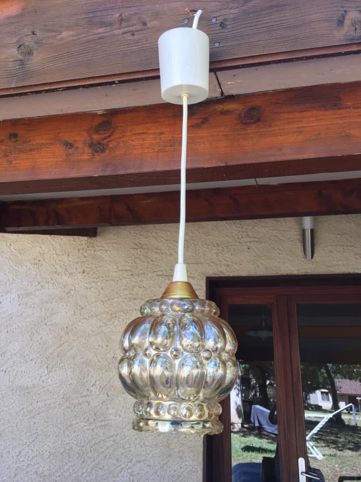 Suspension, amber molded glass globe
