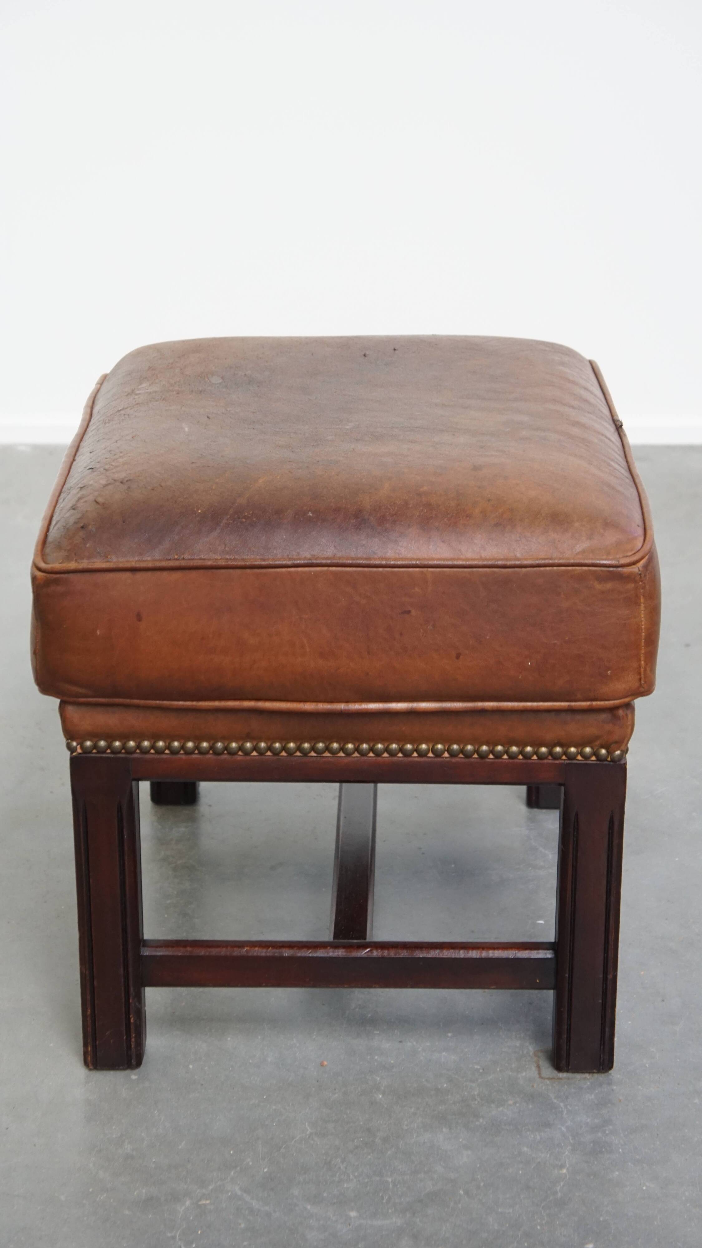 Pouf en cuir de mouton avec cadre en bois