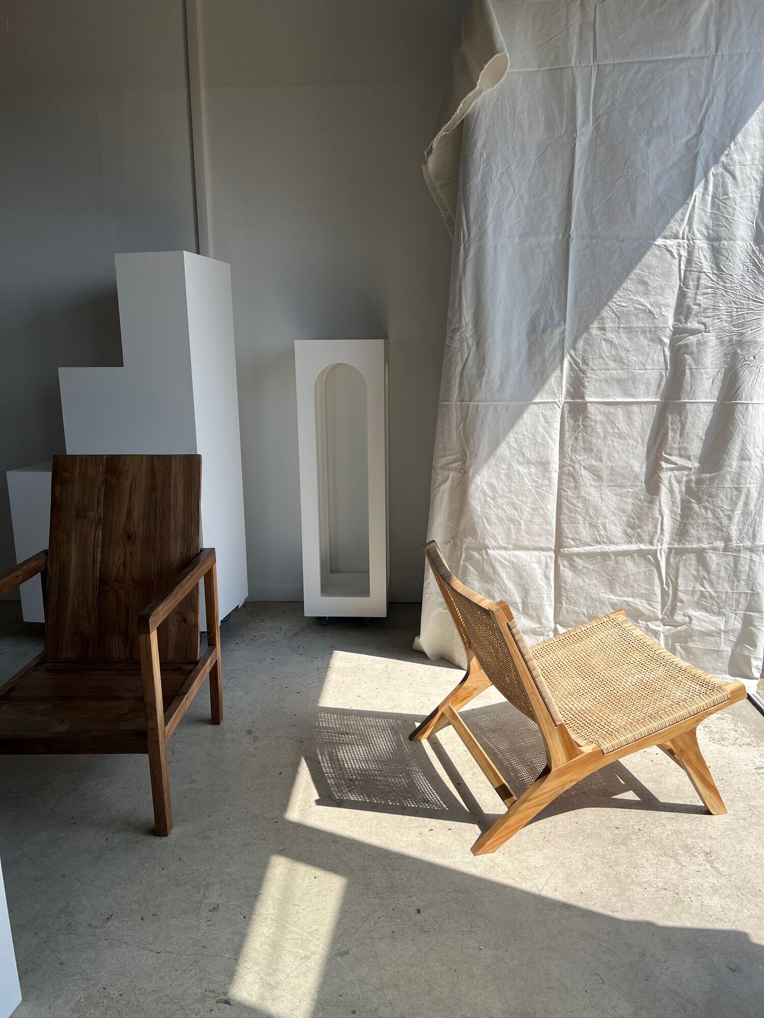 Reclining armchair in natural wood and woven rattan