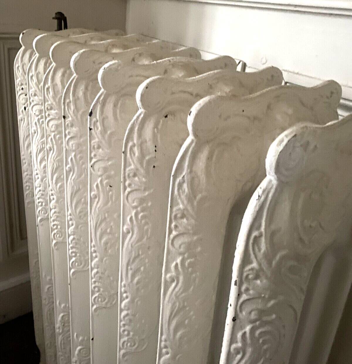 Radiateur ancien sur pieds à huit lames fleuries en fonte de fer XX siècle