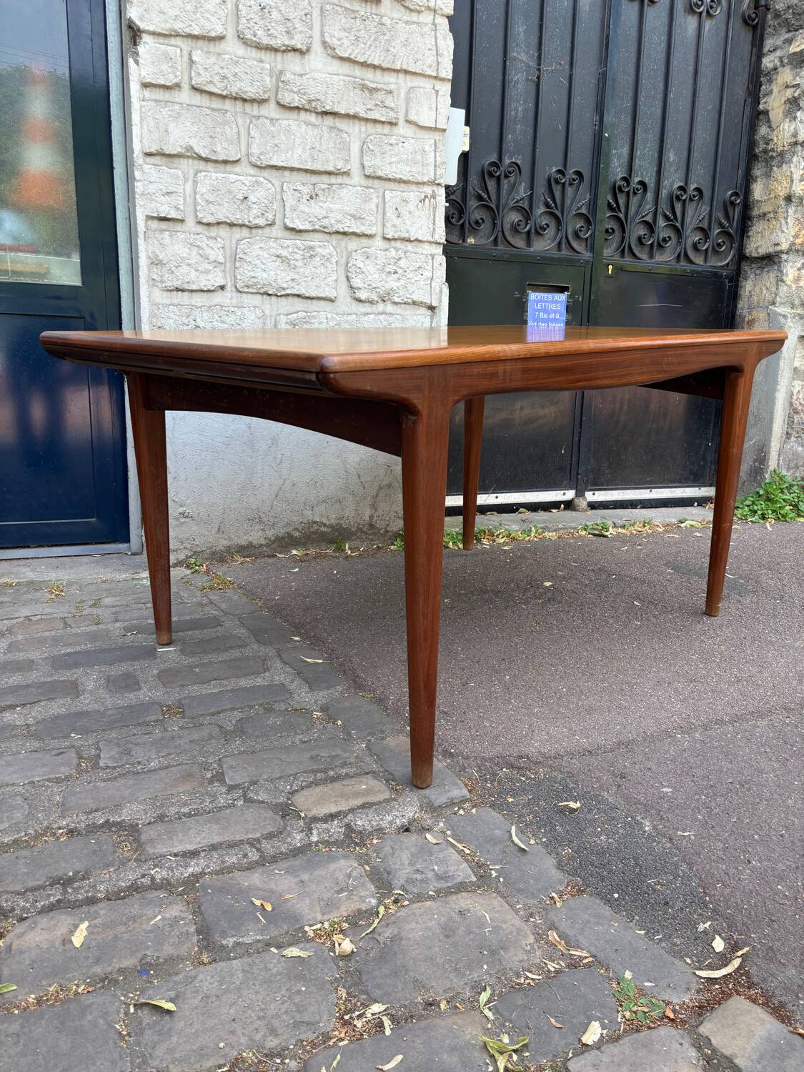 Tricoire and Vecchione extending table