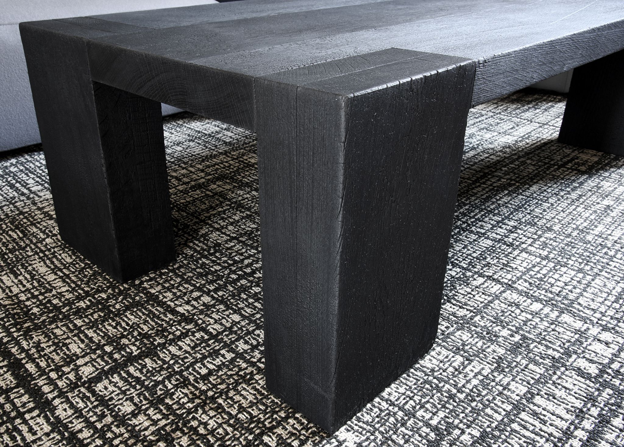 Table basse chêne massif finition bois brûlé — shou-sugi-ban