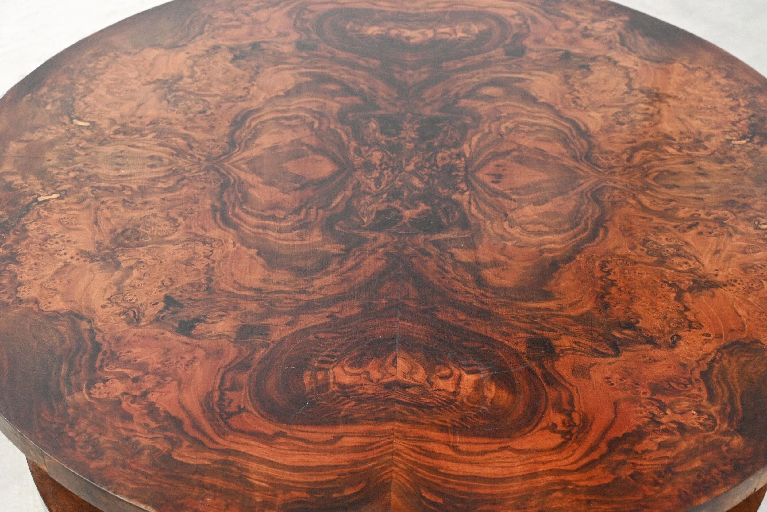 Table basse circulaire moderniste française avec étagères, vers 1935
