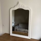 Late 19th-century mirror with a decorated pediment. 144x92.