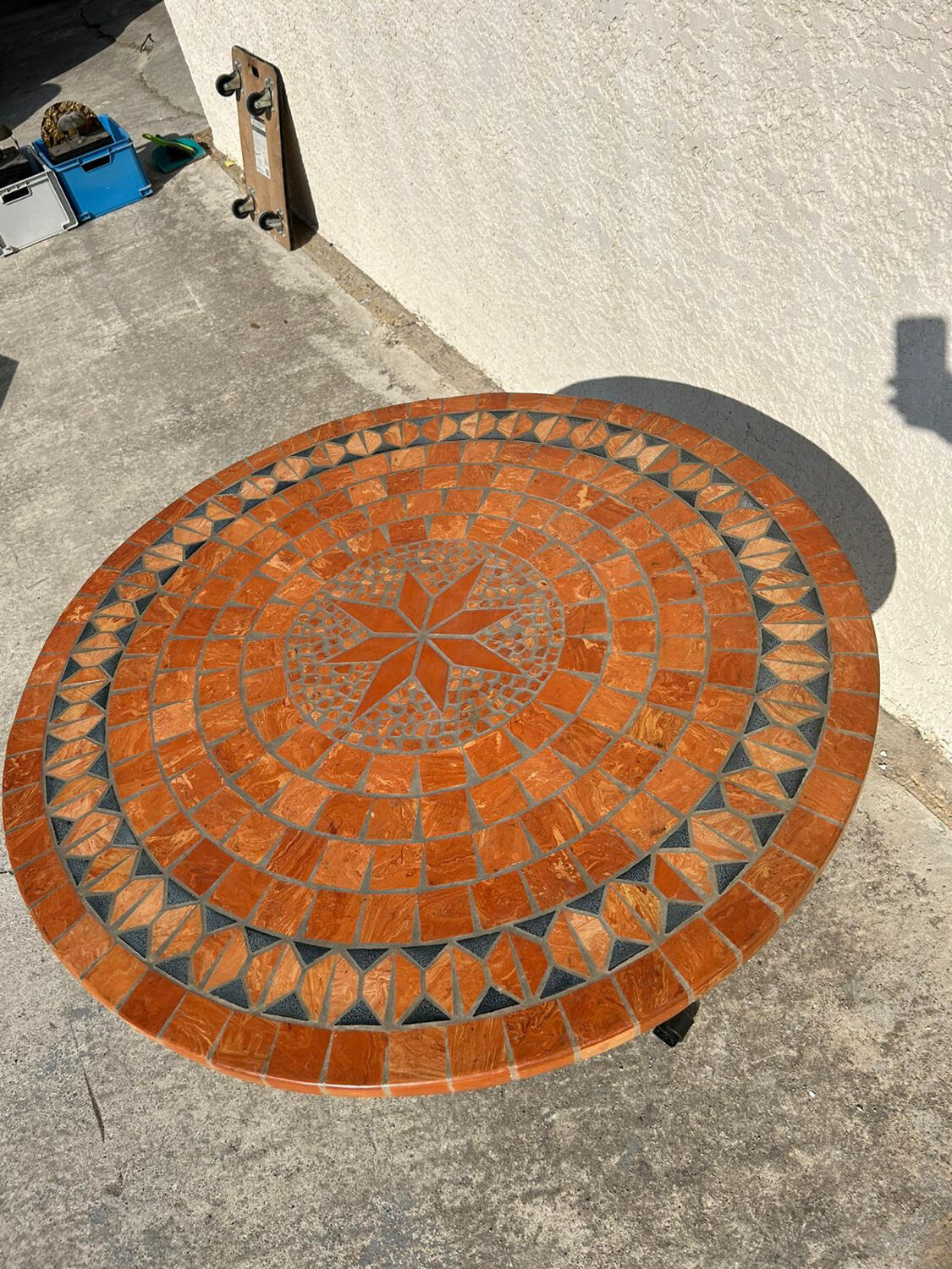 Table ronde de jardin en mosaïque et fer