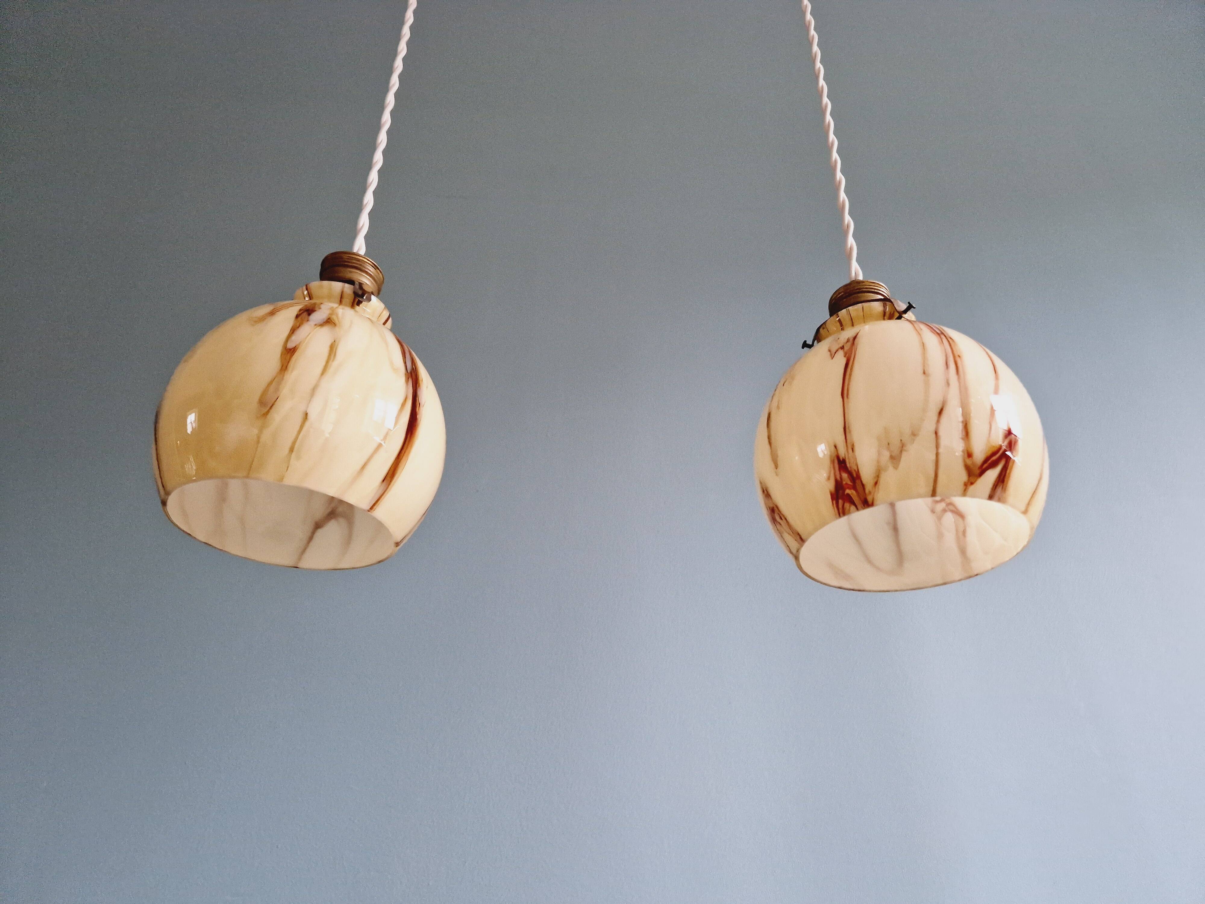Duo de suspensions Art Déco en opaline marbrée, années 1920-30