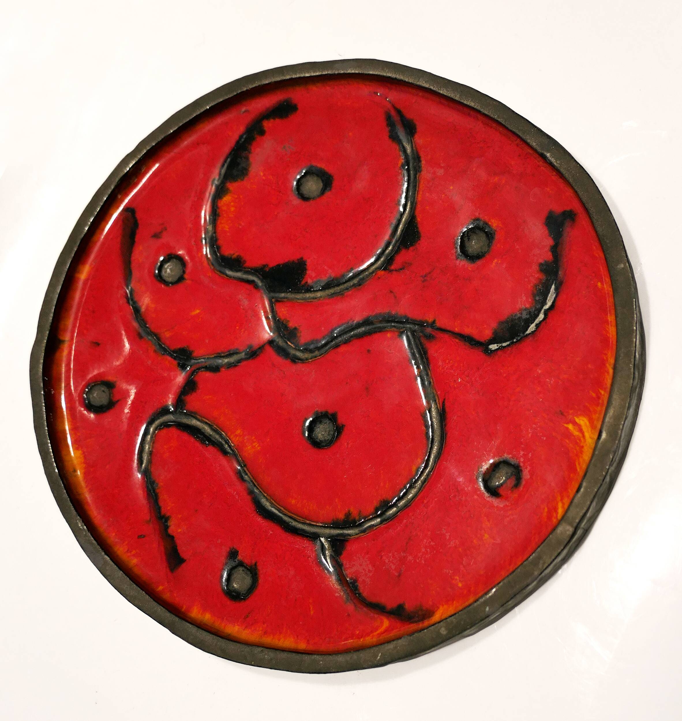 Plat brutaliste circulaire rouge et noir en céramique années 70's