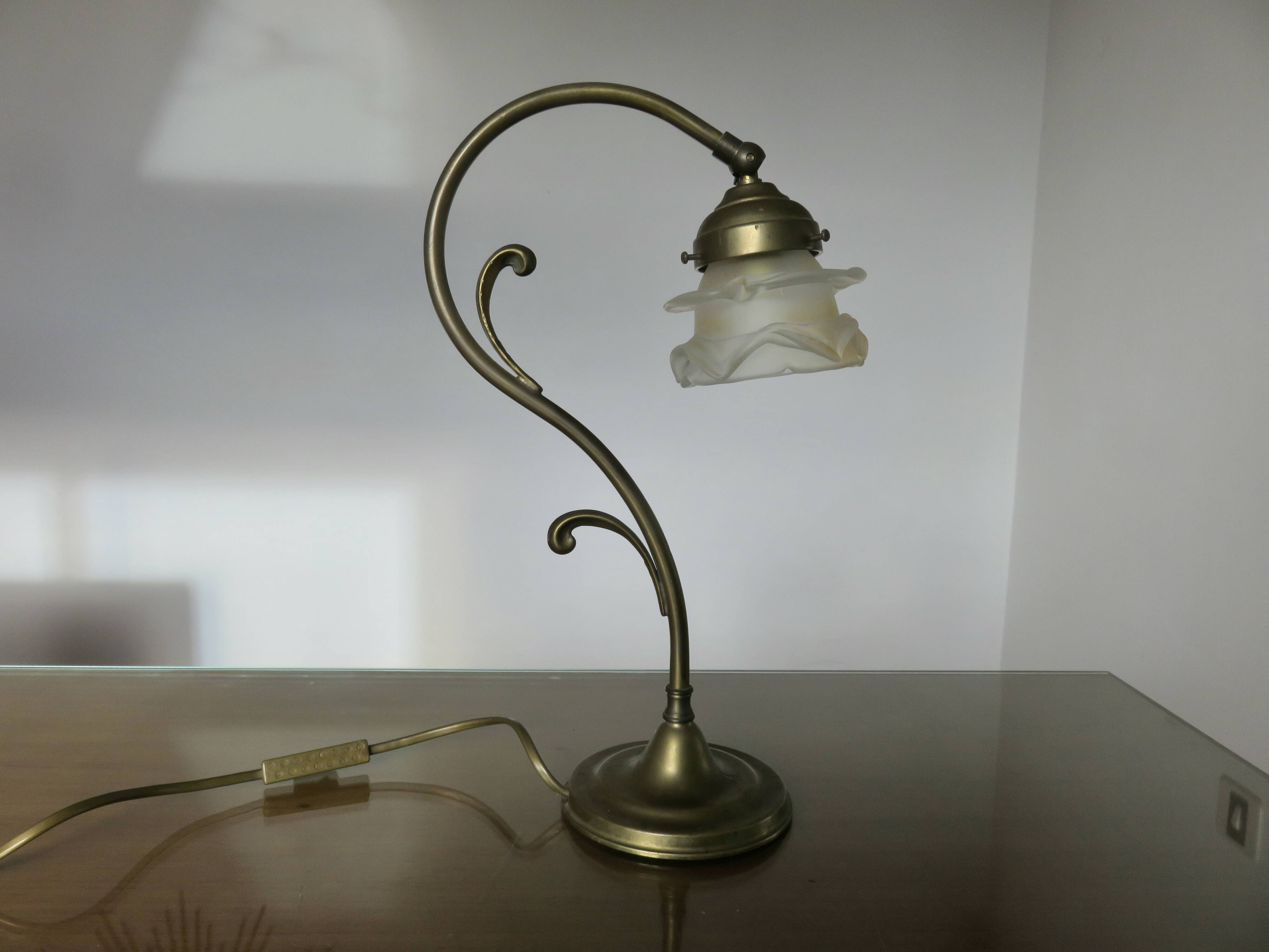 Art Nouveau lamp in brass and frosted glass