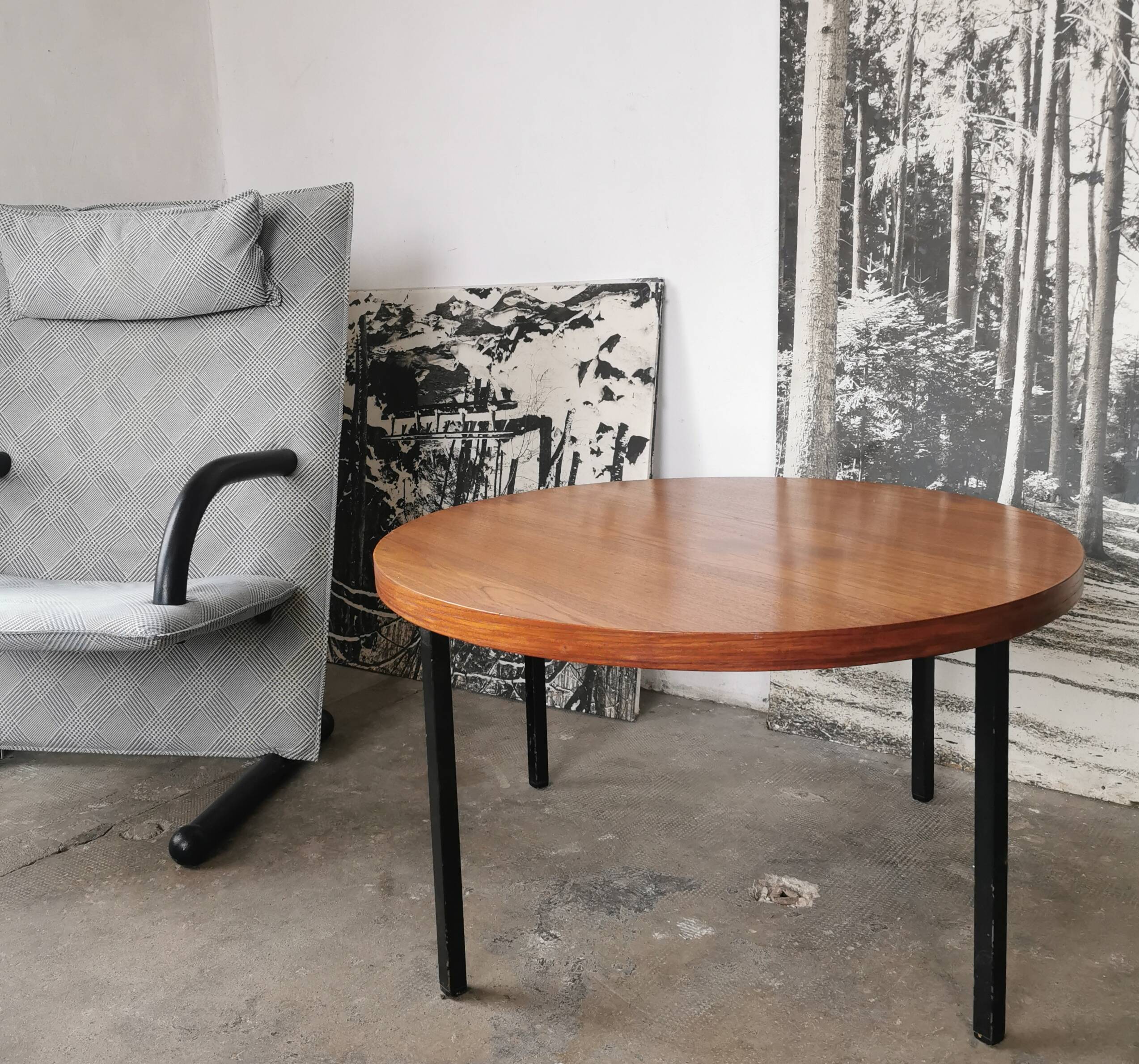 Round coffee table in walnut veneer and metal